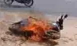 Gujarat: Ola सर्विस से परेशान व्यक्ति ने शोरूम के सामने स्कूटर जलाया Gujarat: Ola सर्विस से परेशान व्यक्ति ने शोरूम के सामने स्कूटर जलाया