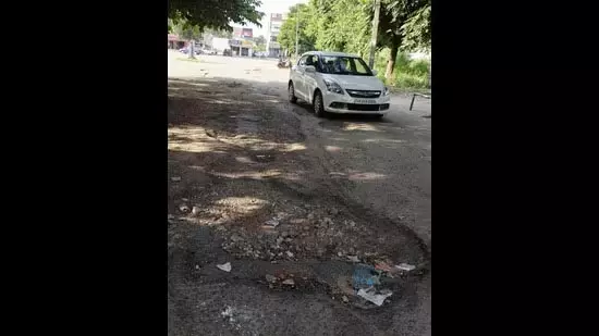 chandigarh मरम्मत की समय सीमा के बावजूद पंचकूला की सड़कों पर गड्ढे बने chandigarh मरम्मत की समय सीमा के बावजूद पंचकूला की सड़कों पर गड्ढे बने