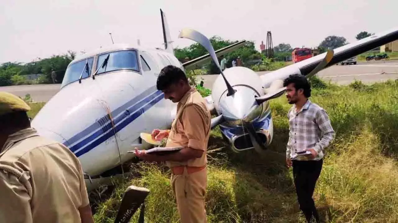 UP Plane Crash: क्रैश हुआ प्राइवेट जेट, विमान में सवार यात्री-पायलट सुरक्षित UP Plane Crash: क्रैश हुआ प्राइवेट जेट, विमान में सवार यात्री-पायलट सुरक्षित