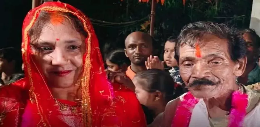 प्रेम मार्ग में चल पड़े 70 का बुजुर्ग और 30 साल की युवती, बाजे गाजे के साथ हुई शादी प्रेम मार्ग में चल पड़े 70 का बुजुर्ग और 30 साल की युवती, बाजे गाजे के साथ हुई शादी