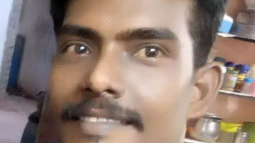 Tamil Nadu: पूछताछ के लिए थाने ले जाए गए युवक की मौत, परिजनों ने किया विरोध प्रदर्शन Tamil Nadu: पूछताछ के लिए थाने ले जाए गए युवक की मौत, परिजनों ने किया विरोध प्रदर्शन