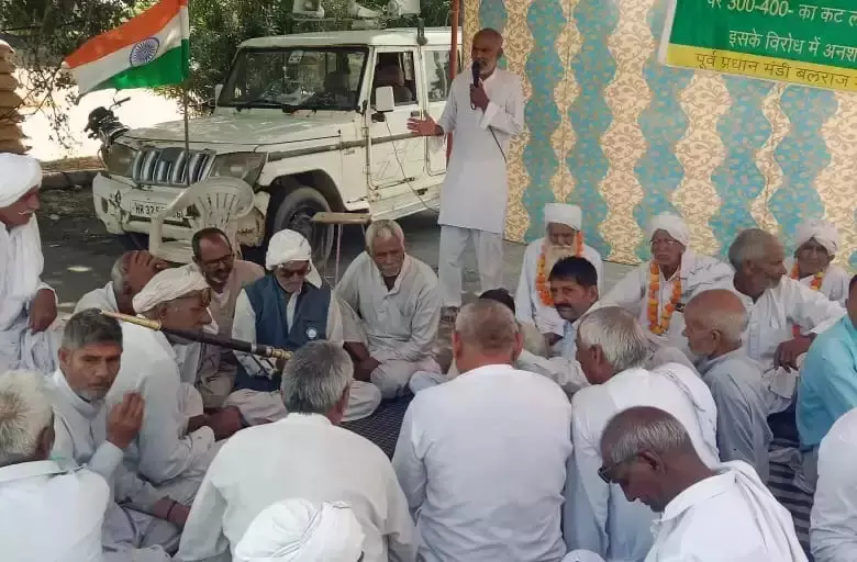 Jind: पीआर धान में नमी बताकर कटौती, किसानों ने जताया विरोध Jind: पीआर धान में नमी बताकर कटौती, किसानों ने जताया विरोध