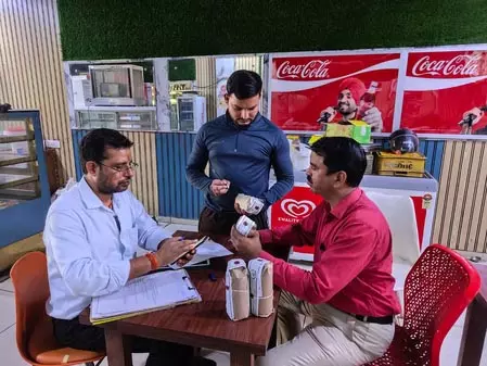 दीपावली से पहले खाद्य विभाग एक्शन में, 8 नमूने लिए गए, 180 किलोग्राम से अधिक मिलावटी खाद्य पदार्थ नष्ट दीपावली से पहले खाद्य विभाग एक्शन में, 8 नमूने लिए गए, 180 किलोग्राम से अधिक मिलावटी खाद्य पदार्थ नष्ट