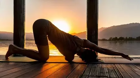 पार्श्व बालासन तनाव और थकान से राहत में कारगर, जानें योगासन का सही तरीका पार्श्व बालासन तनाव और थकान से राहत में कारगर, जानें योगासन का सही तरीका