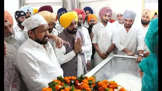 Punjabi गायक राजवीर जवंदा ने पैतृक गांव में अश्रुपूर्ण विदाई दी Punjabi गायक राजवीर जवंदा ने पैतृक गांव में अश्रुपूर्ण विदाई दी