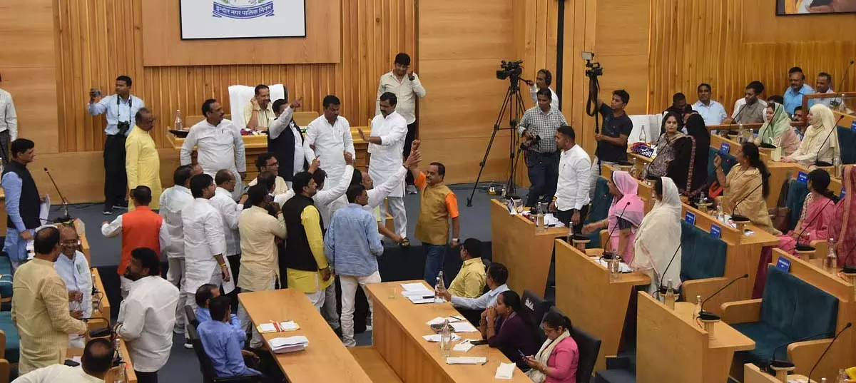 Indore : कांग्रेस और भाजपा दोनों बहाल अधिकारियों के खून के प्यासे Indore : कांग्रेस और भाजपा दोनों बहाल अधिकारियों के खून के प्यासे