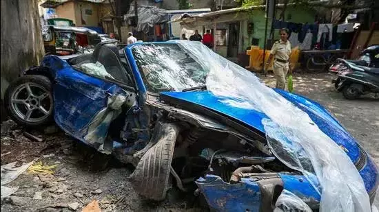 Mumbai 22 वर्षीय छात्र घायल, उसकी पोर्श कार WEH डिवाइडर से टकराई Mumbai 22 वर्षीय छात्र घायल, उसकी पोर्श कार WEH डिवाइडर से टकराई