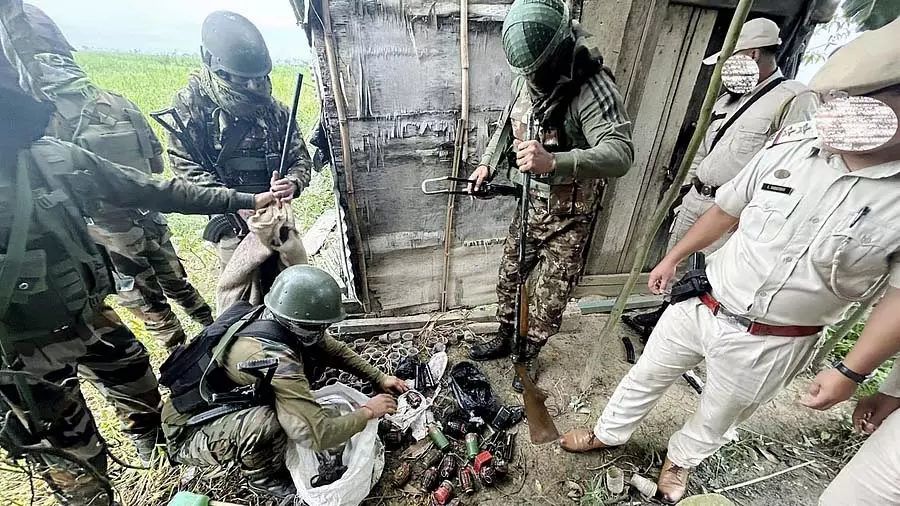 Manipur में अलग-अलग अभियानों में उग्रवादी गिरफ्तार, हथियार बरामद Manipur में अलग-अलग अभियानों में उग्रवादी गिरफ्तार, हथियार बरामद