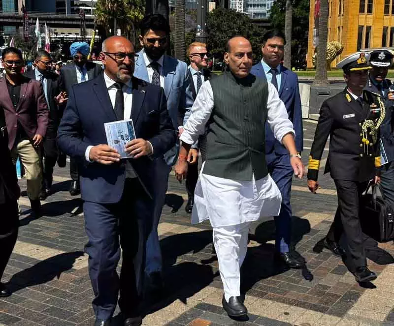 राजनाथ सिंह ने HMAS कुत्ताबुल का दौरा कर भारत-ऑस्ट्रेलिया नौसैनिक सहयोग मजबूत किया राजनाथ सिंह ने HMAS कुत्ताबुल का दौरा कर भारत-ऑस्ट्रेलिया नौसैनिक सहयोग मजबूत किया