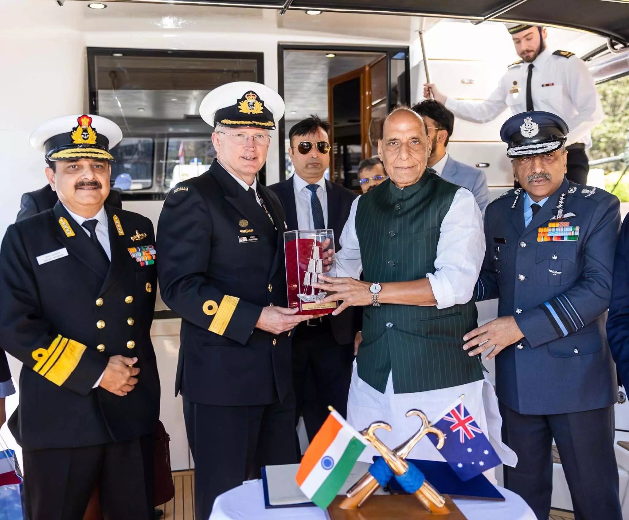 रक्षा मंत्री राजनाथ सिंह ने सिडनी में कुट्टाबुल नेवल बेस का किया दौरा रक्षा मंत्री राजनाथ सिंह ने सिडनी में कुट्टाबुल नेवल बेस का किया दौरा