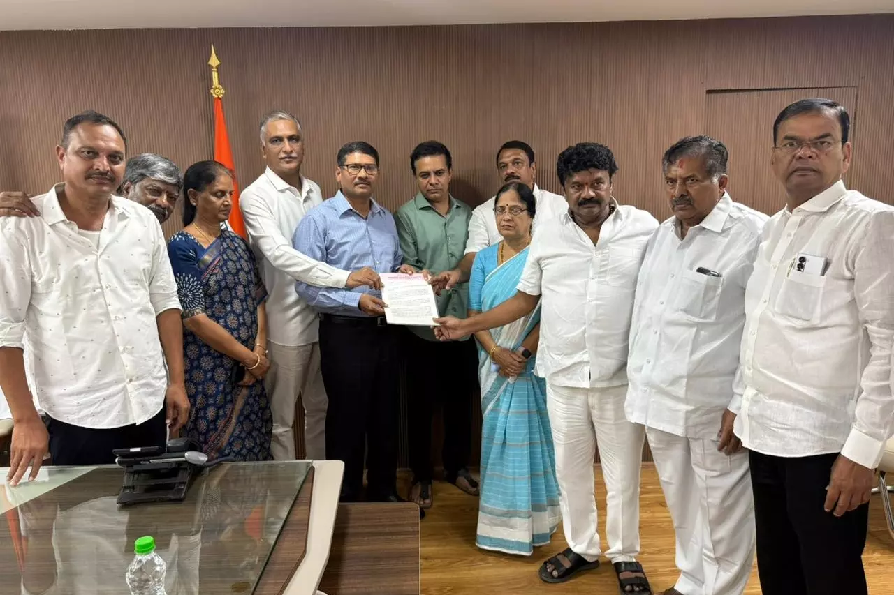 Hyderabad में बस किराया वृद्धि के विरोध में बीआरएस नेताओं ने किया विरोध प्रदर्शन Hyderabad में बस किराया वृद्धि के विरोध में बीआरएस नेताओं ने किया विरोध प्रदर्शन