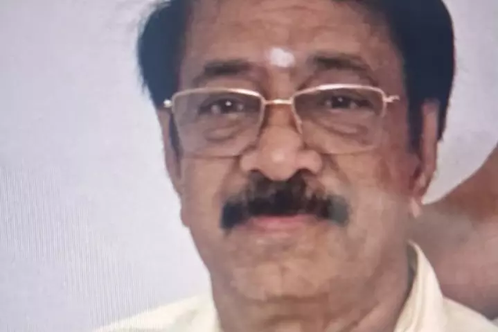 MP कफ सिरप हादसा: श्रीसन फार्मा के रंगनाथन को परासिया कोर्ट ले जाया गया MP कफ सिरप हादसा: श्रीसन फार्मा के रंगनाथन को परासिया कोर्ट ले जाया गया