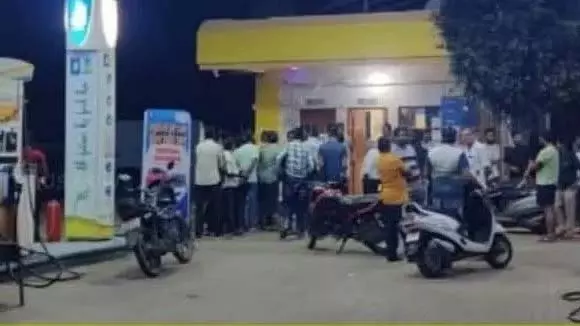 Jalgaon : केंद्रीय मंत्री रक्षा खडसे के पेट्रोल पंप पर बंदूक की नोक पर लूट Jalgaon : केंद्रीय मंत्री रक्षा खडसे के पेट्रोल पंप पर बंदूक की नोक पर लूट