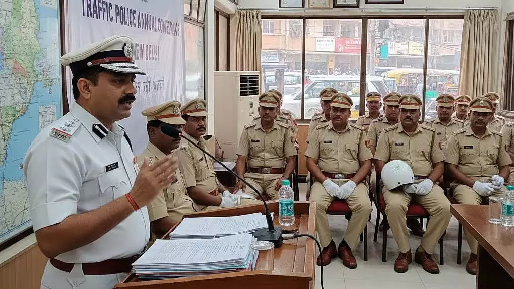 कमिश्नर ने कुशल यातायात प्रबंधन के लिए वरिष्ठ अधिकारियों को फील्ड में मौजूद रहने के निर्देश दिए कमिश्नर ने कुशल यातायात प्रबंधन के लिए वरिष्ठ अधिकारियों को फील्ड में मौजूद रहने के निर्देश दिए