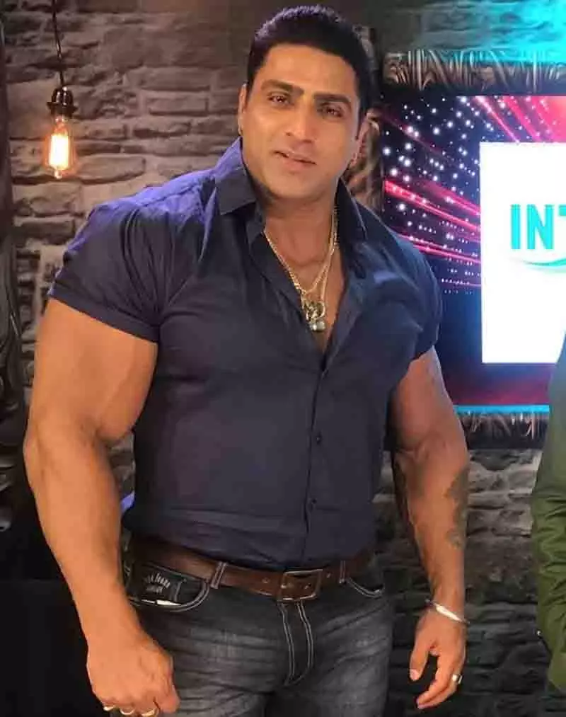 अभिनेता-बॉडीबिल्डर Varinder Ghuman का 42 साल की उम्र में दिल का दौरा पड़ने से निधन अभिनेता-बॉडीबिल्डर Varinder Ghuman का 42 साल की उम्र में दिल का दौरा पड़ने से निधन