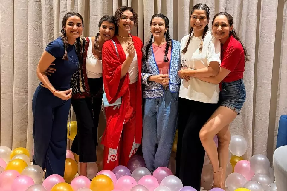 Lakshmi Manchu ने 48वें वर्ष में फैंस के साथ अपने जुड़ाव की भावनाएँ साझा कीं Lakshmi Manchu ने 48वें वर्ष में फैंस के साथ अपने जुड़ाव की भावनाएँ साझा कीं