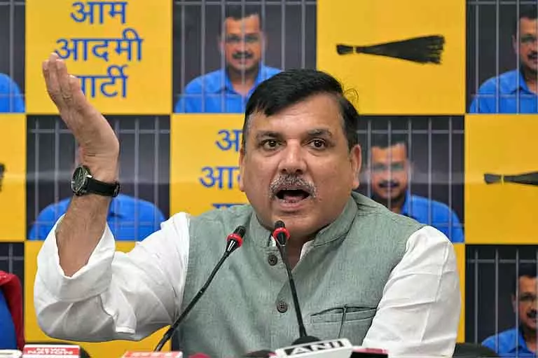 आप नेताओं ने एमटीएस कर्मचारियों के वेतन समानता प्रदर्शन का समर्थन किया आप नेताओं ने एमटीएस कर्मचारियों के वेतन समानता प्रदर्शन का समर्थन किया