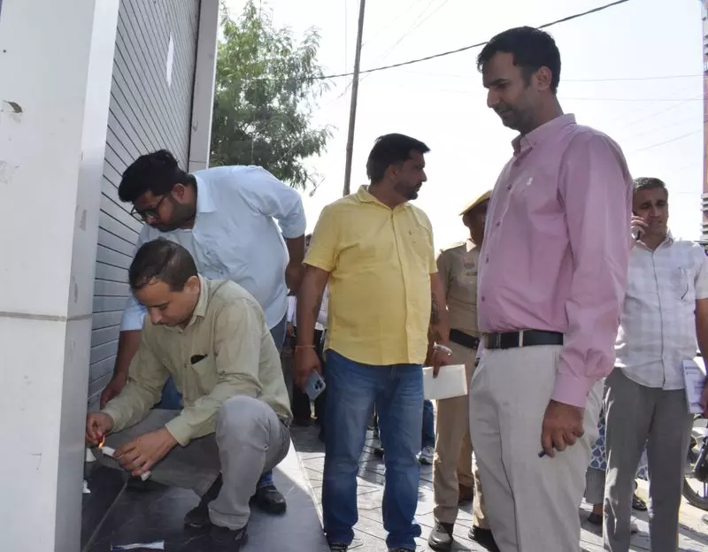 Karnal में टैक्स डिफॉल्टरों की संपत्तियां सील, मौके पर ही 4.69 लाख रुपये वसूले Karnal में टैक्स डिफॉल्टरों की संपत्तियां सील, मौके पर ही 4.69 लाख रुपये वसूले