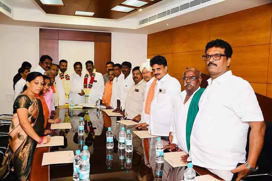 Karnataka : चन्नराजा हट्टिहोली को मालाप्रभा सहकारी चीनी फैक्ट्री के अध्यक्ष के रूप में चुना गया Karnataka : चन्नराजा हट्टिहोली को मालाप्रभा सहकारी चीनी फैक्ट्री के अध्यक्ष के रूप में चुना गया
