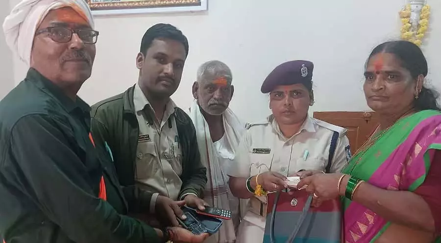 Karnataka : होमगार्ड के जवानों ने खोया बैग लौटाया Karnataka : होमगार्ड के जवानों ने खोया बैग लौटाया