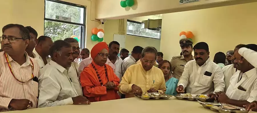 Karnataka : गरीबों की भूख मिटाएगी इंदिरा कैंटीन Karnataka : गरीबों की भूख मिटाएगी इंदिरा कैंटीन