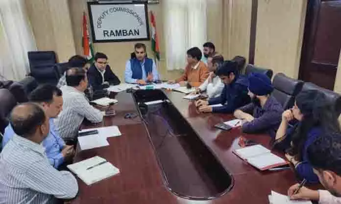 DC ने भूमि रिकॉर्ड डिजिटलीकरण, स्वामित्व योजना कार्यान्वयन की प्रगति की समीक्षा की DC ने भूमि रिकॉर्ड डिजिटलीकरण, स्वामित्व योजना कार्यान्वयन की प्रगति की समीक्षा की