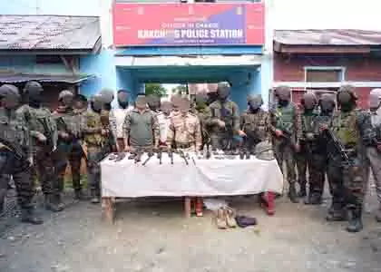Manipur: संयुक्त अभियान में पहाड़ी जिले में हथियार और गोला-बारूद बरामद Manipur: संयुक्त अभियान में पहाड़ी जिले में हथियार और गोला-बारूद बरामद