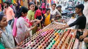 Bareilly: करवा चौथ पर सजने-संवरने में लगी महिलाओं की भीड़ Bareilly: करवा चौथ पर सजने-संवरने में लगी महिलाओं की भीड़