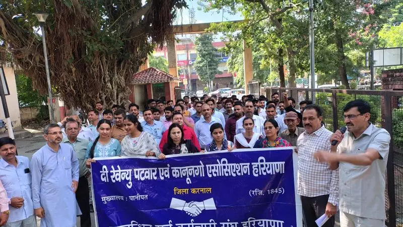 Haryana : नई नियुक्तियों की अधिसूचना जारी करने को लेकर पटवारियों और कानूनगो ने दिया धरना Haryana : नई नियुक्तियों की अधिसूचना जारी करने को लेकर पटवारियों और कानूनगो ने दिया धरना