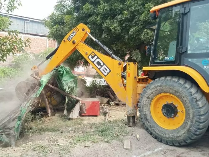 Bareilly: अतिक्रमणकारियों पर जुर्माना, दुकानदारों ने जताई आपत्ति Bareilly: अतिक्रमणकारियों पर जुर्माना, दुकानदारों ने जताई आपत्ति
