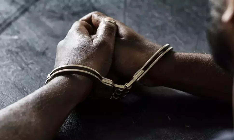 Lakhimpur Kheri में करोड़ों के गबन का खुलासा, आरोपी गिरफ्तार Lakhimpur Kheri में करोड़ों के गबन का खुलासा, आरोपी गिरफ्तार
