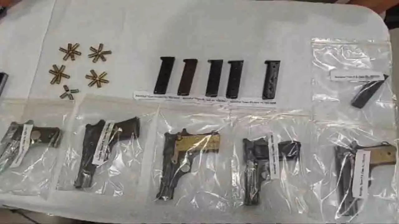 Keonjhar में हथियारों के साथ 9 महाकाल गिरोह के सदस्य पकड़े गए Keonjhar में हथियारों के साथ 9 महाकाल गिरोह के सदस्य पकड़े गए