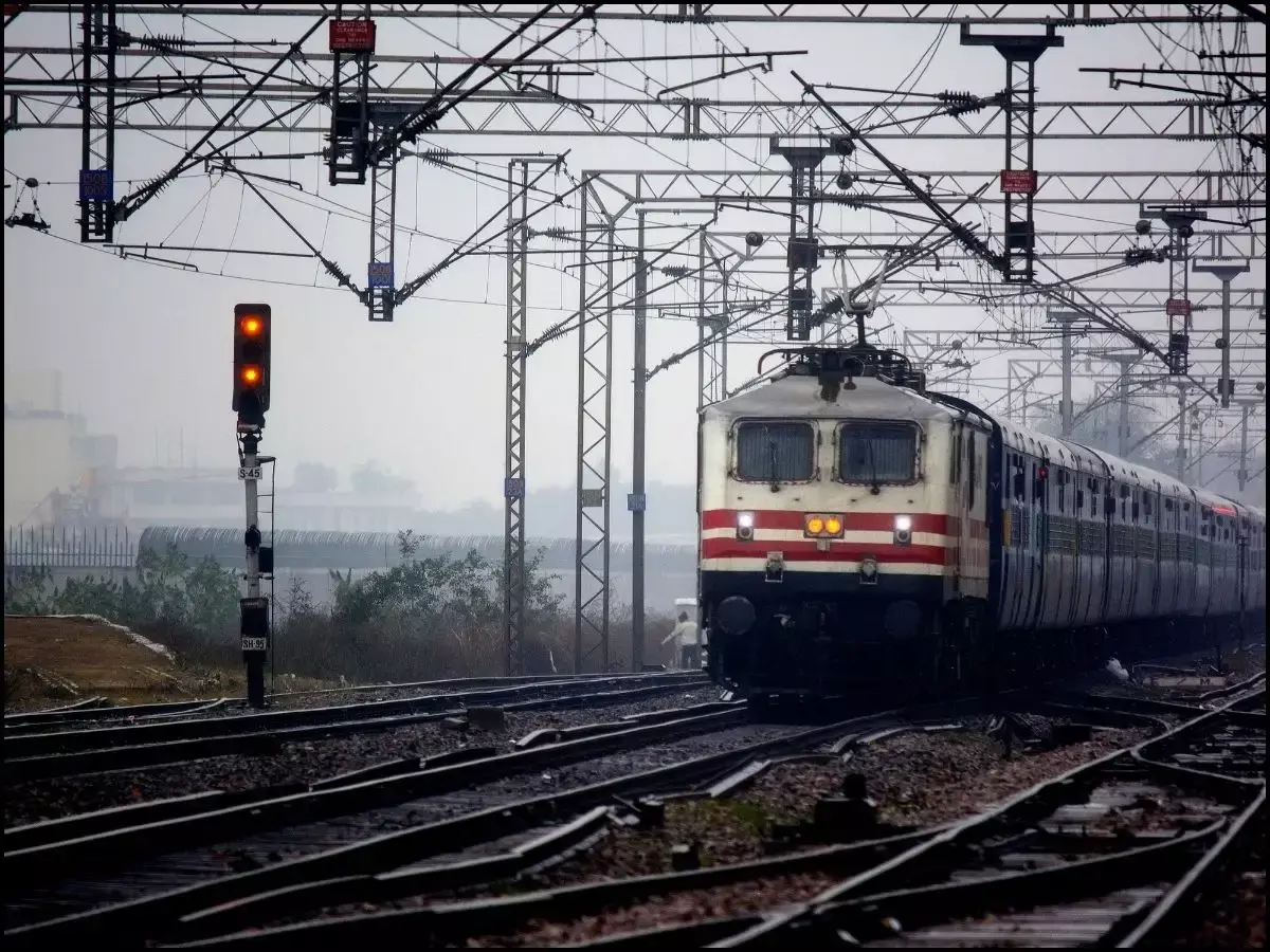 Hapur: रेलवे कर्मचारियों ने शुरू किया तुरंत राहत कार्य Hapur: रेलवे कर्मचारियों ने शुरू किया तुरंत राहत कार्य