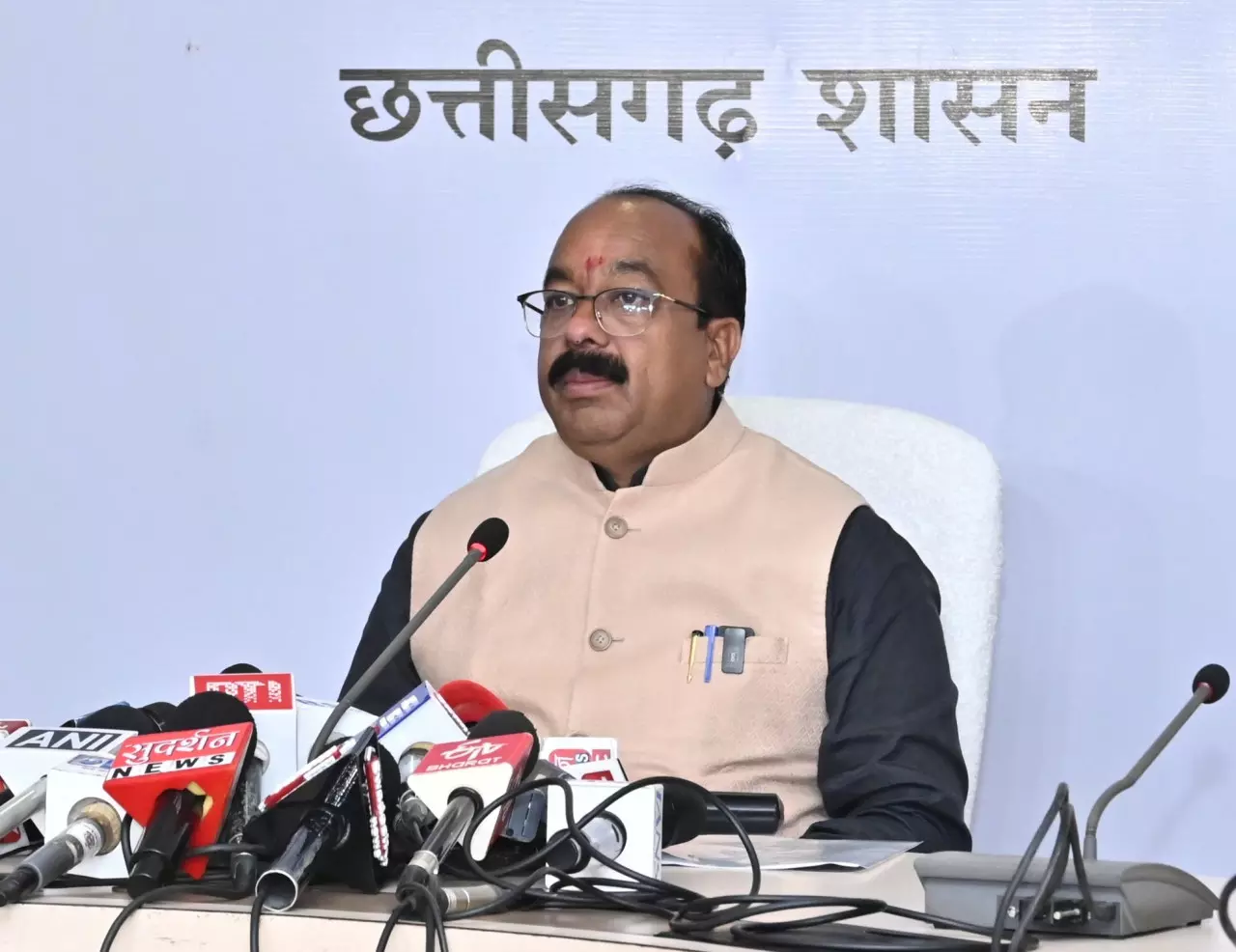 डिप्टी सीएम अरुण साव ने कैबिनेट की बैठक में लिए गए निर्णयों की जानकारी दी डिप्टी सीएम अरुण साव ने कैबिनेट की बैठक में लिए गए निर्णयों की जानकारी दी