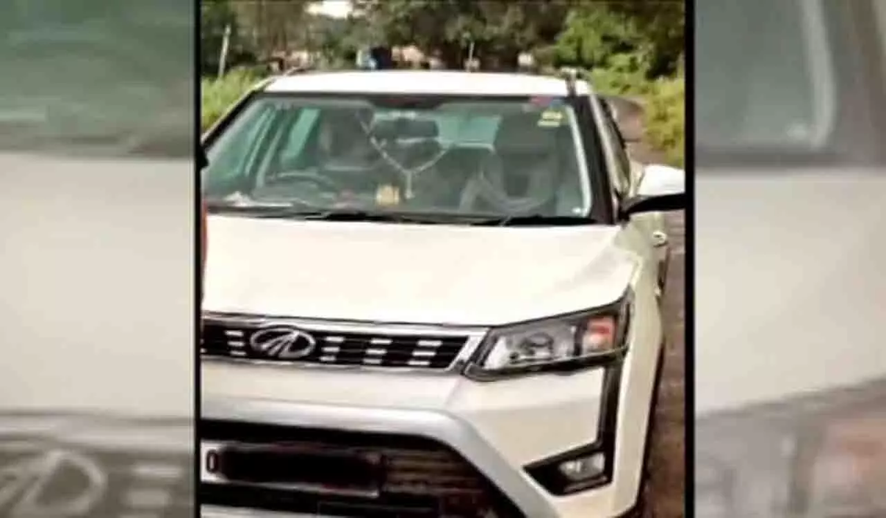 ओडिशा के बेरहामपुर में पुलिस ने संदिग्ध SUV जब्त की ओडिशा के बेरहामपुर में पुलिस ने संदिग्ध SUV जब्त की