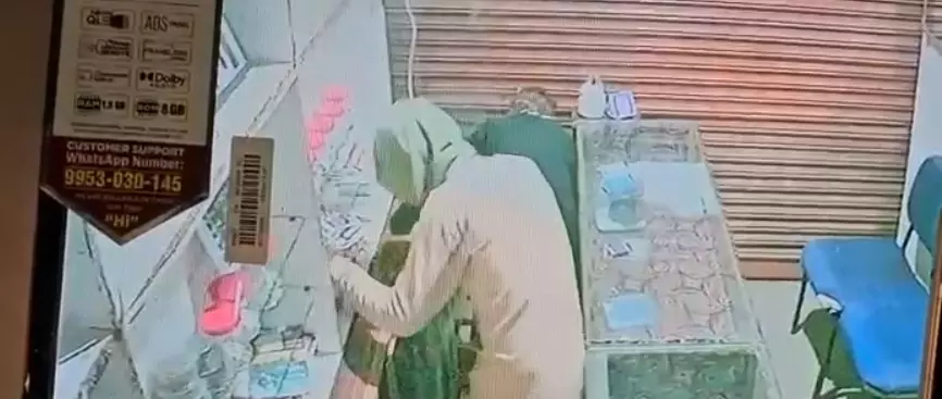 ज्वेलरी दुकान में 8 लाख की चोरी, मुंह ढके चोर सीसीटीवी में कैद ज्वेलरी दुकान में 8 लाख की चोरी, मुंह ढके चोर सीसीटीवी में कैद