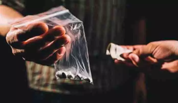 POONCH: पुलिस ने चरस के साथ 2 लोगों को पकड़ा POONCH: पुलिस ने चरस के साथ 2 लोगों को पकड़ा