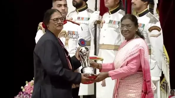 छग की NSS कार्यक्रम अधिकारी को राष्ट्रपति मुर्मू ने किया सम्मानित, CM साय ने दी बधाई छग की NSS कार्यक्रम अधिकारी को राष्ट्रपति मुर्मू ने किया सम्मानित, CM साय ने दी बधाई
