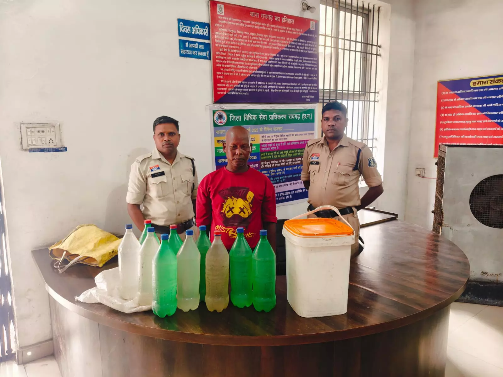 टिकरापारा में अवैध शराब पर कार्रवाई, एक गिरफ्तार टिकरापारा में अवैध शराब पर कार्रवाई, एक गिरफ्तार