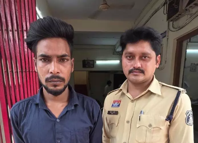 इंडोर स्टेडियम परिसर में चाकू के साथ बदमाश युवक गिरफ्तार इंडोर स्टेडियम परिसर में चाकू के साथ बदमाश युवक गिरफ्तार