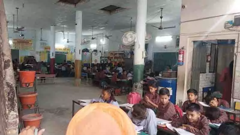 Gurdwara में 188 छात्र पढ़ते हैं कक्षाएं, स्कूल भवन एक दशक से नहीं बना Gurdwara में 188 छात्र पढ़ते हैं कक्षाएं, स्कूल भवन एक दशक से नहीं बना