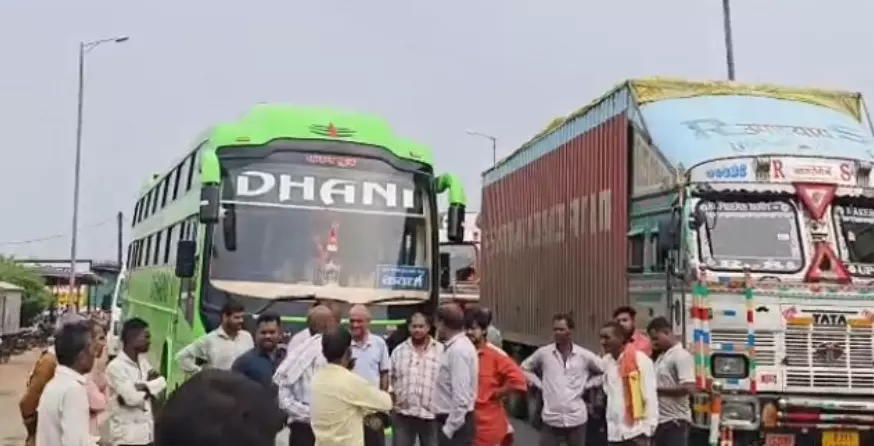 सड़क जाम कर आत्महत्या की कोशिश, कबीरधाम में अफसरों के हाथ-पांव फूले सड़क जाम कर आत्महत्या की कोशिश, कबीरधाम में अफसरों के हाथ-पांव फूले