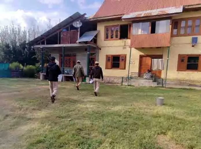 पुलिस ने हुर्रियत, JEI से जुड़े संदिग्धों के घरों की तलाशी ली पुलिस ने हुर्रियत, JEI से जुड़े संदिग्धों के घरों की तलाशी ली