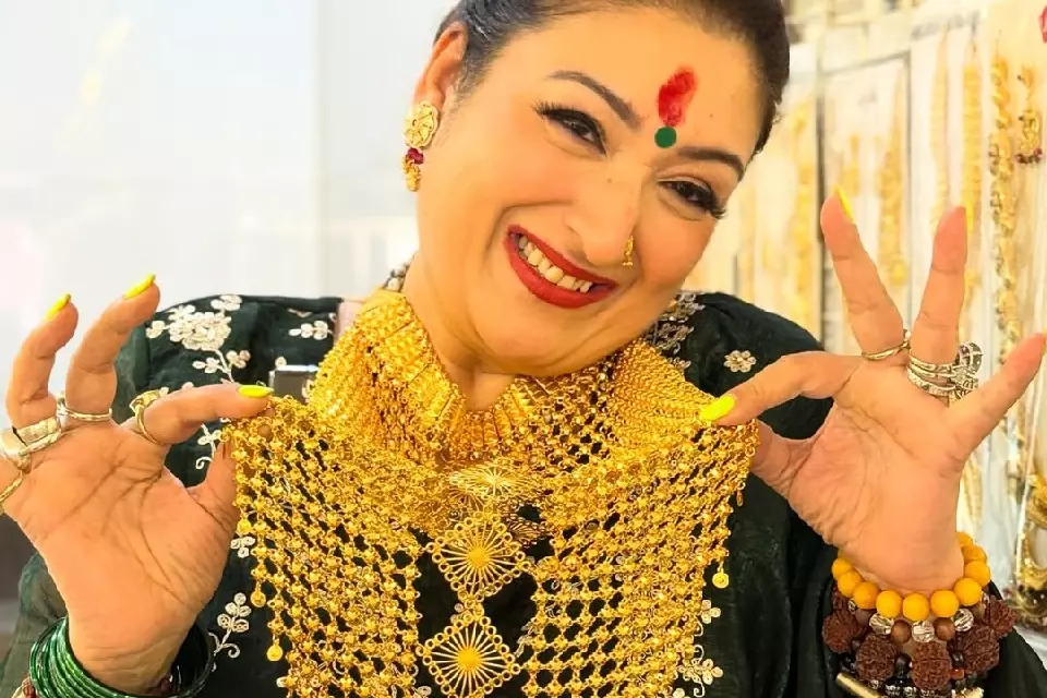 Govinda ने करवा चौथ पर पत्नी को सोने का हार गिफ्ट किया Govinda ने करवा चौथ पर पत्नी को सोने का हार गिफ्ट किया