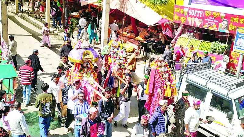 ढालपुर से लौटे 33 देवी-देवता, श्रद्धालु हुए मंत्रमुग्ध ढालपुर से लौटे 33 देवी-देवता, श्रद्धालु हुए मंत्रमुग्ध