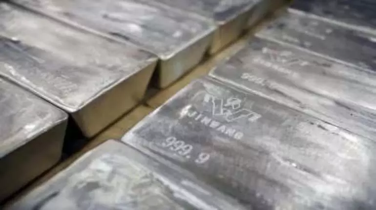 चांदी की कमी के बीच सिल्वर ETFs भौतिक चांदी की तुलना में महंगे क्यों हैं? चांदी की कमी के बीच सिल्वर ETFs भौतिक चांदी की तुलना में महंगे क्यों हैं?