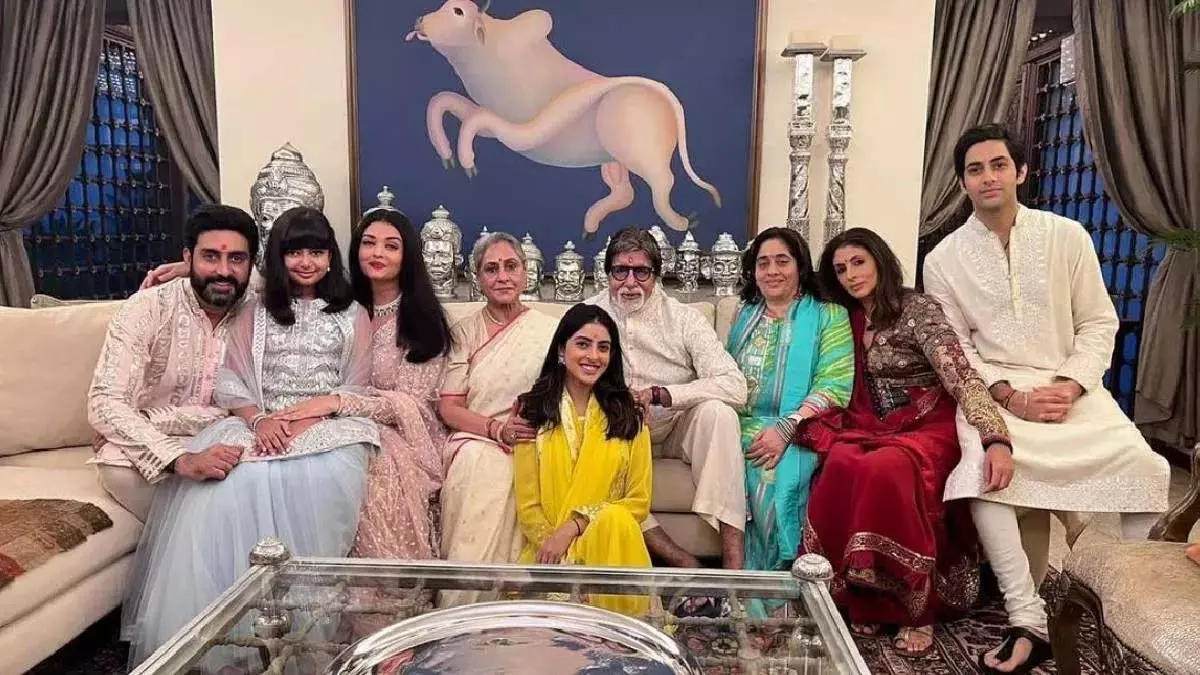 Amitabh Bachchan के परिवार के 9 सदस्य, जो फिल्मों से दूर: कोई एरोनॉटिकल इंजीनियर तो कोई इनवेस्टमेंट बैंकर Amitabh Bachchan के परिवार के 9 सदस्य, जो फिल्मों से दूर: कोई एरोनॉटिकल इंजीनियर तो कोई इनवेस्टमेंट बैंकर