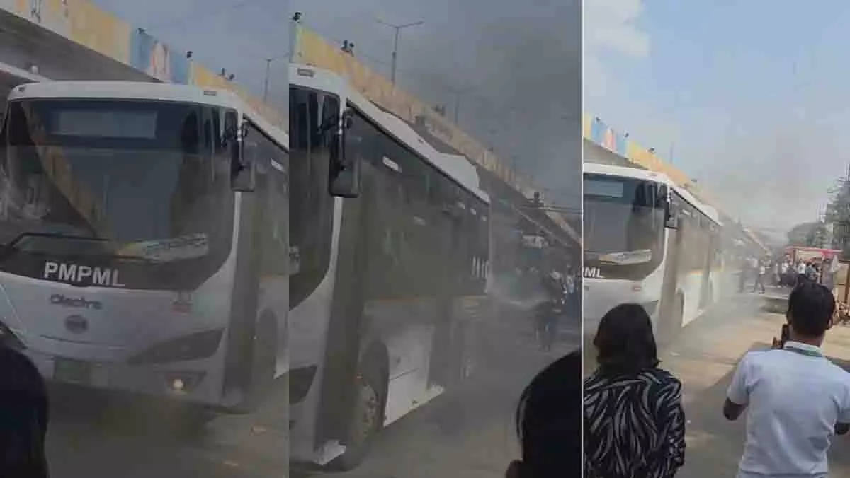 Pimpri-Chinchwad के निगडी बस स्टॉप पर इलेक्ट्रिक बस में आग लग गई Pimpri-Chinchwad के निगडी बस स्टॉप पर इलेक्ट्रिक बस में आग लग गई