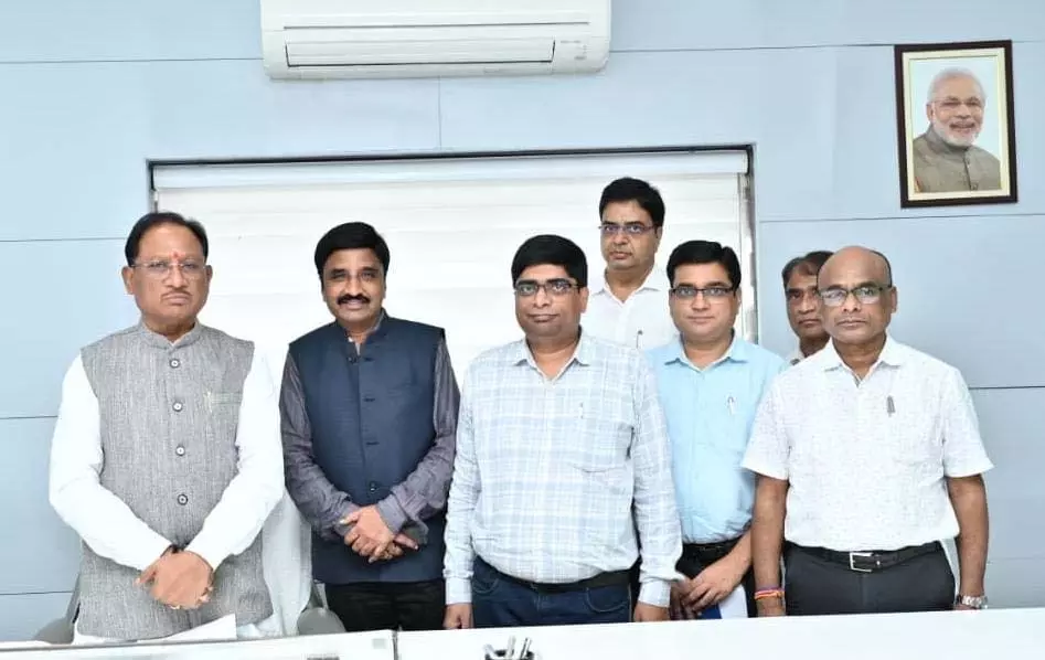 मुख्यमंत्री से मिला छत्तीसगढ़ कर्मचारी-अधिकारी फेडरेशन और जनसंपर्क अधिकारी संघ का संयुक्त प्रतिनिधिमंडल मुख्यमंत्री से मिला छत्तीसगढ़ कर्मचारी-अधिकारी फेडरेशन और जनसंपर्क अधिकारी संघ का संयुक्त प्रतिनिधिमंडल