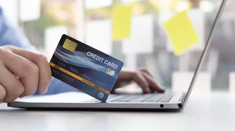 Credit card का जाल: त्योहारों पर की गई खरीदारी कैसे कर्ज का कारण बन सकती है Credit card का जाल: त्योहारों पर की गई खरीदारी कैसे कर्ज का कारण बन सकती है